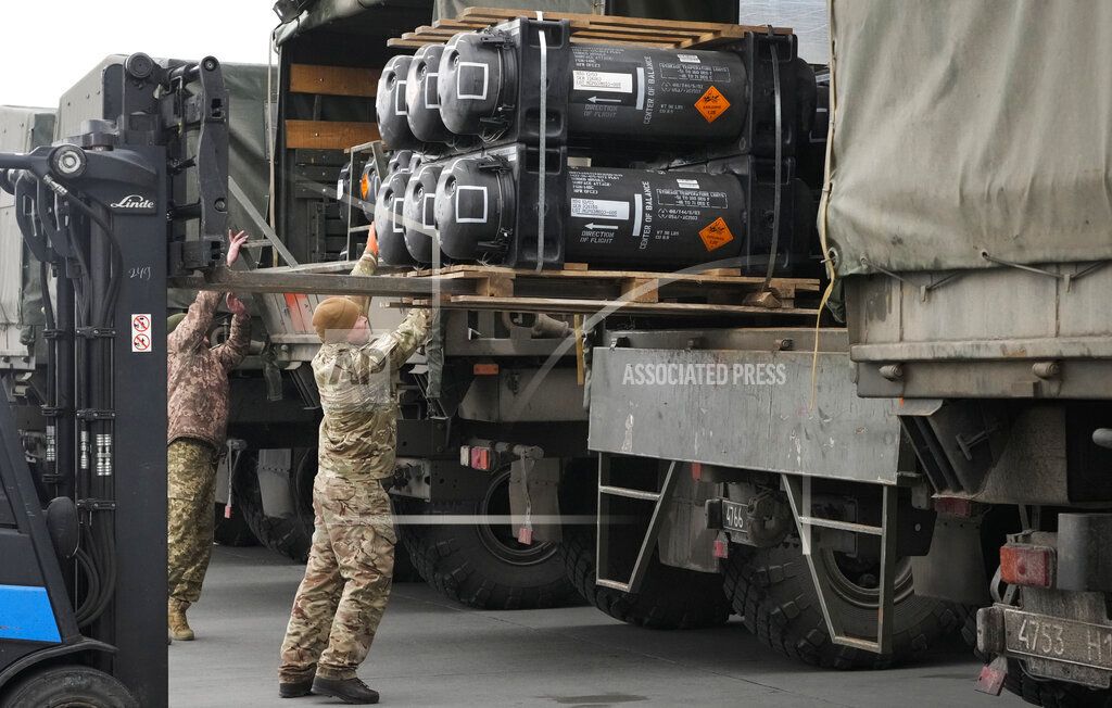 Tentara Ukraina mempersiapkan pengangkutan rudal Javelin di Bandara Boryspil, Ukraina, pada 11 Februari 2022. Rudal antitank buatan Amerika Serikat itu salah satu andalan Ukraina melawan serbuan Rusia sejak 24 Februari 2022
