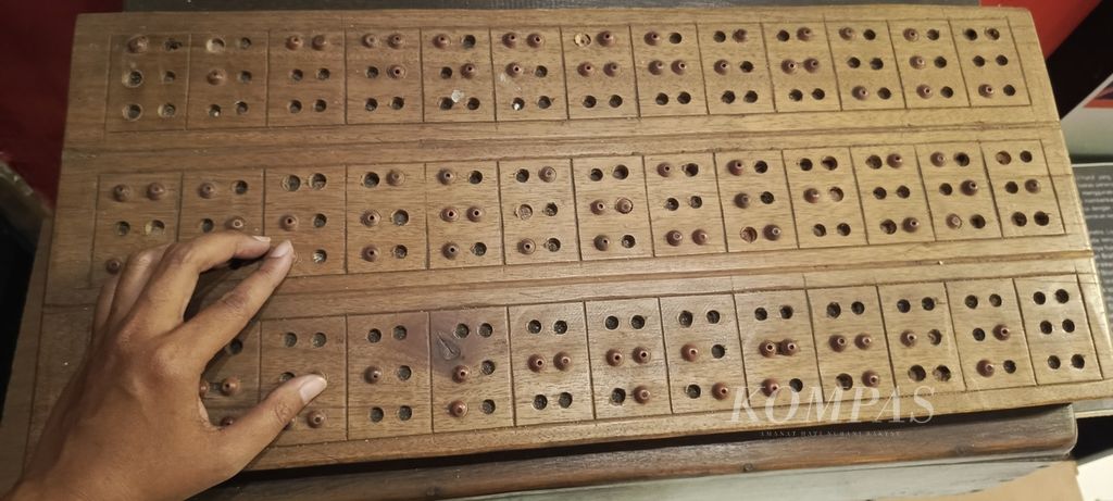 Tampak huruf Braille. Di museum huruf, penjelasan soal sejarah huruf juga diterjemahkan dalam huruf Braille.