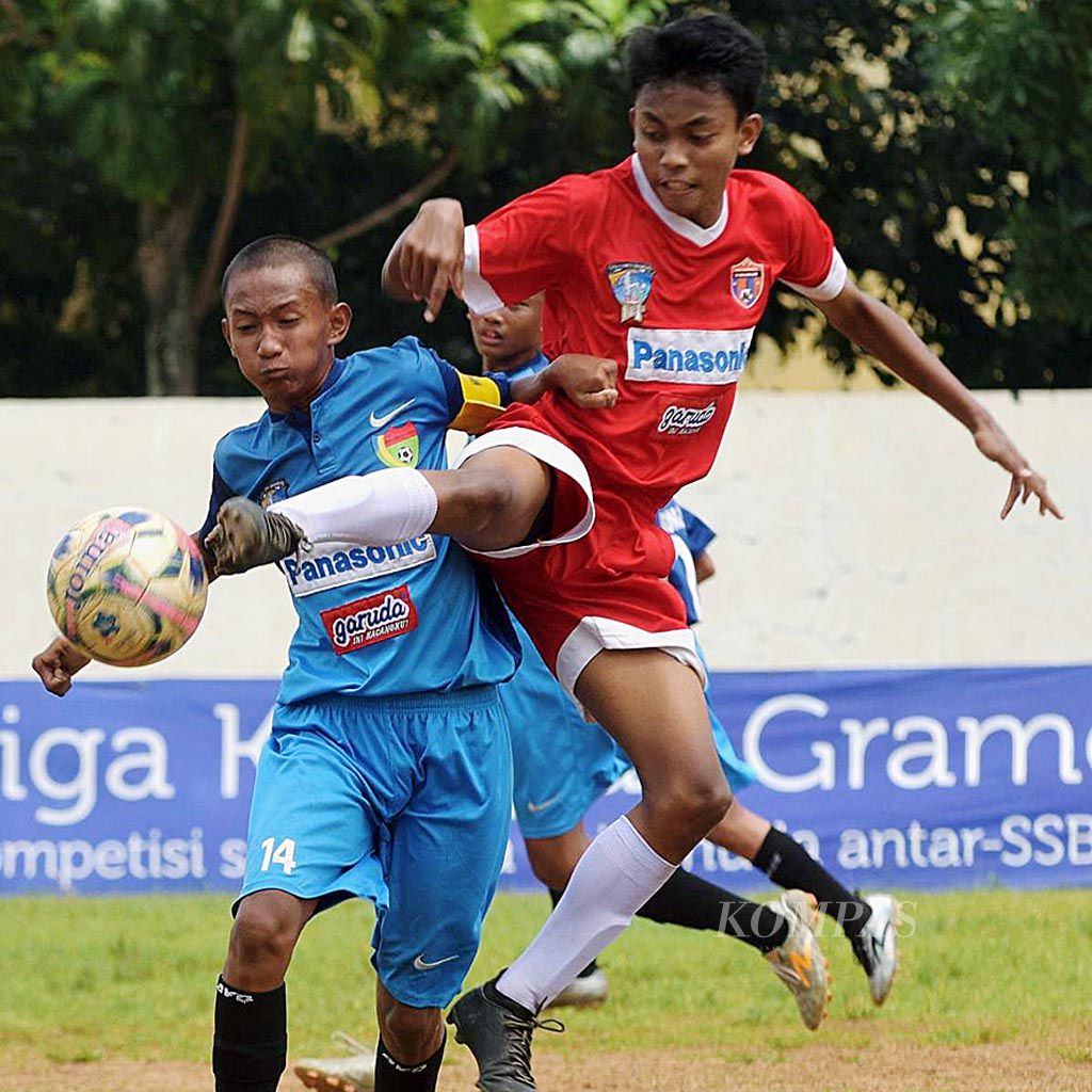 Pemain SSB Cibinong Raya, Dwi Putra Pratama (kiri), berusaha mempertahankan penguasaan bola dari pemain SSB Buperta Cibubur, Muhammad Falentino, dalam lanjutan Liga Kompas Gramedia Panasonic U-14 di Stadion GOR Ciracas, Jakarta, Minggu (21/1). SSB Buperta Cibubur menang 1-0.