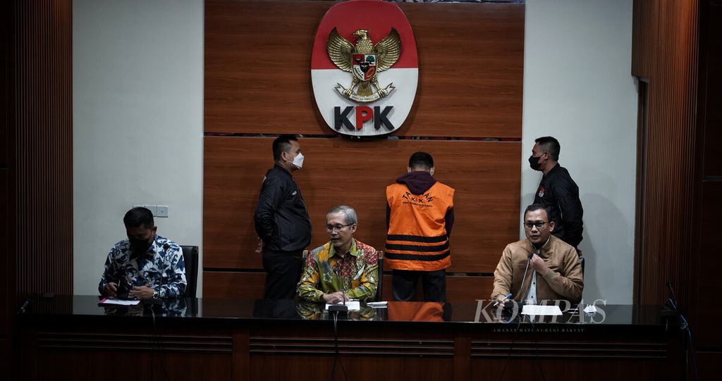 Juru bicara KPK Ali Fikri, Wakil Ketua KPK Alexander Marwata, dan Deputi Penindakan KPK Karyoto (dari kanan ke kiri) saat mengekspos Dodi Martimbang menjadi tersangka baru dan menyandang status tahanan di kantor Komisi Pemberantasan Korupsi (KPK), Jakarta, Selasa (17/1/2023). 