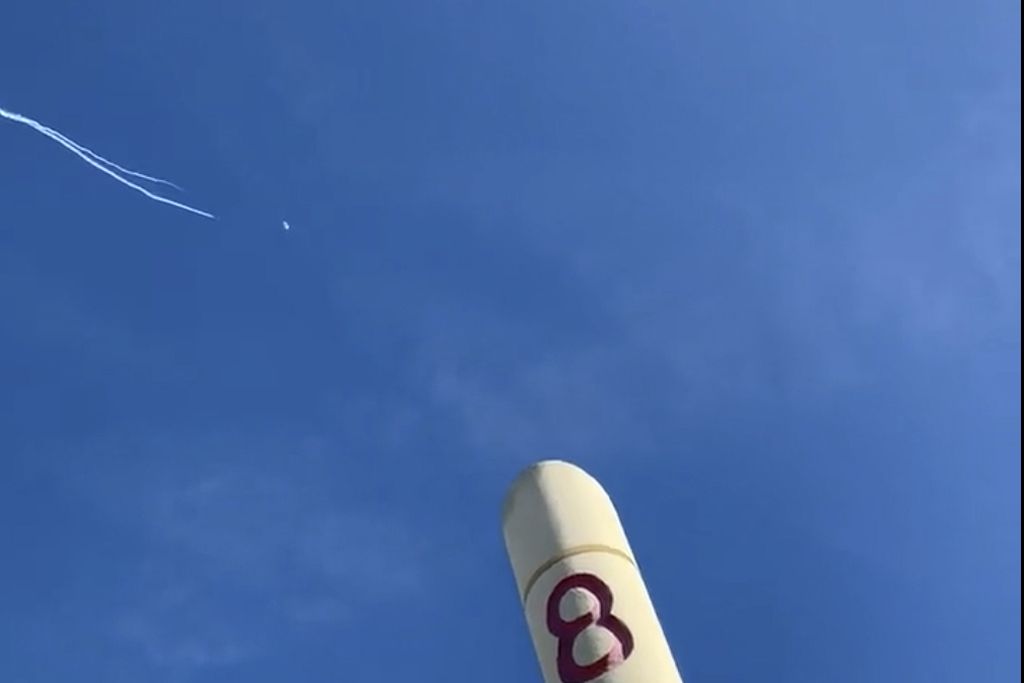 Foto yang disediakan Jason Sellers ini menunjukkan jet tempur Amerika Serikat sedang menembak jatuh balon udaya yang diduga menjadi pesawat mata-mata Pemerintah China di California Selatan, Sabtu (4/2/2023). 