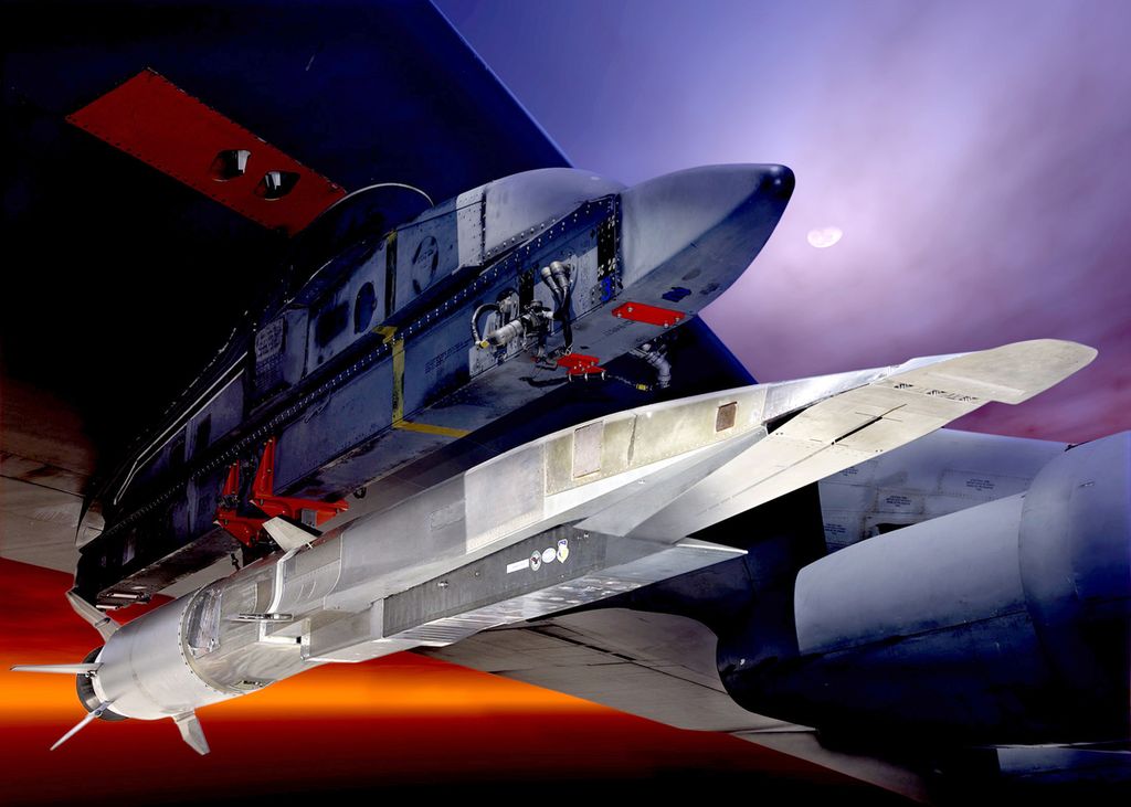 Peluncur hipersonik  X-51A Waverider di sayap pesawat pengebom B-52 milik Amerika Serikat di lokasi dan waktu yang tidak disebutkan.