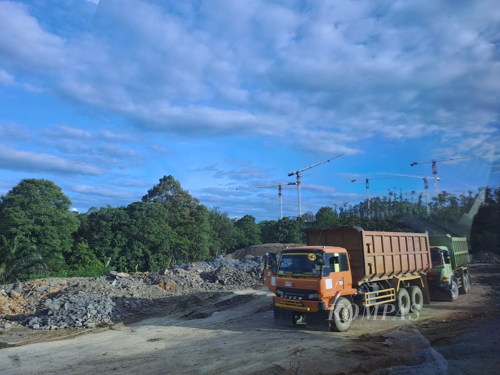 Truk hilir mudik di area pembangunan Ibu Kota Nusantara, Kalimantan Timur, Rabu (17/1/2024).
