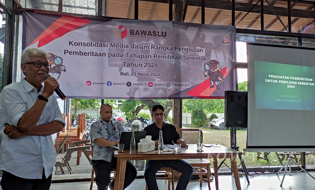 Bawaslu RI bersama Bawaslu Provinsi Bali mengadakan temu media dan diskusi bertajuk Konsolidasi Media Dalam Rangka Penguatan Pemberitaan pada Tahapan Pemilihan Serentak Tahun 2024 di Kota Denpasar, Bali, Sabtu (23/3/2024). Sekretaris Dewan Kehormatan Persatuan Wartawan Indonesia (PWI) Provinsi Bali Budihardjo (kiri) memberikan materi yang mengawali diskusi.