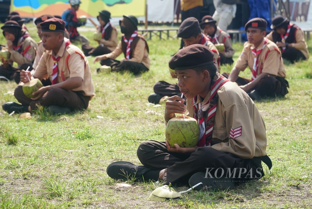 Anak-anak Pramuka meminum kelapa muda dalam kegiatan minum kelapa muda massal, salah satu kegiatan Festival Budaya Maritim Kepulauan Selayar, di Lapangan Benteng, Kepulauan Selayar, Sulawesi Selatan, Rabu (29/11/2023). 