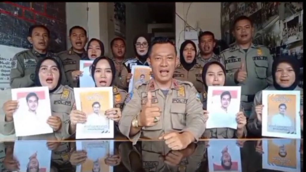 Belasan anggota Satuan Polisi Pamong Praja Kabupaten Garut, Jawa Barat, mendukung salah satu kandidat wakil presiden dalam Pemilu 2024.  