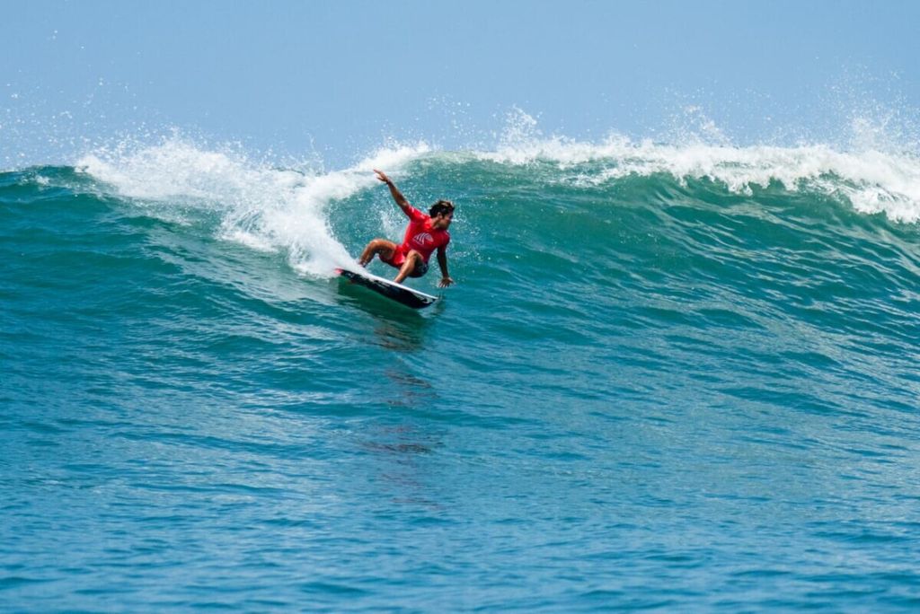Peselancar Indonesia Rio Waida berupaya menaklukkan ombak di Pantai La Bocana, dalam ajang International Surfing Association (ISA) World Surfing Games 2021 di Surf City, El Salvador pada 29 Mei-6 Juni 2021. I