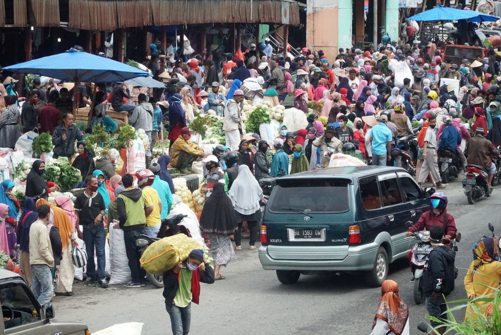 Suasana saat petani sayur menjual hasil panen di Pasar Koto Baru, Kecamatan X Koto, Tanah Datar, Sumatera Barat, Senin (1/6/2020). 