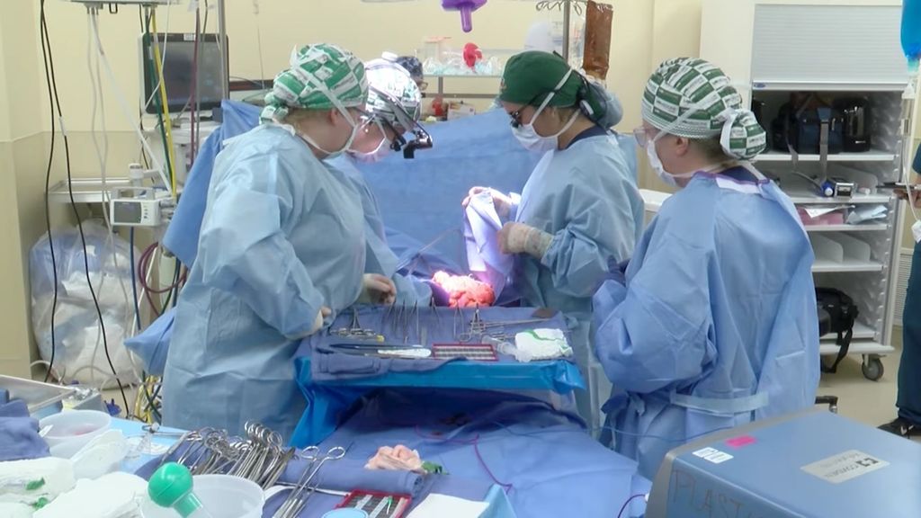 Xenotransplantasi ginjal babi ke manusia yang dilakukan tim dokter dari University of Alabama at Birmingham.