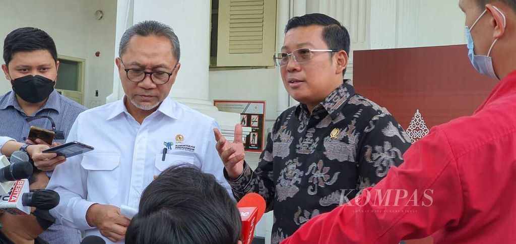 Menteri Perdagangan Zulkifli Hasan dan Kepala Badan Pangan Nasional Arief Prasetyo saat menyampaikan keterangan kepada media di Kompleks Istana Kepresidenan, Jakarta, Senin (19/9/2022).