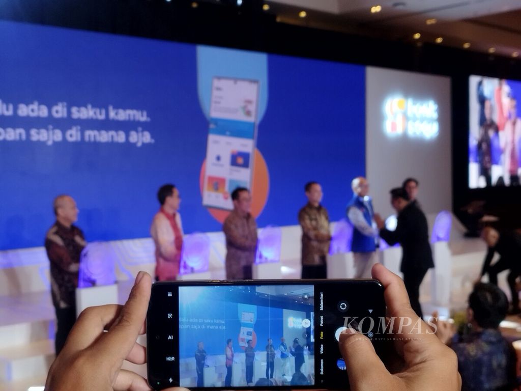 Jajaran direksi Astra Financial dan WeLab melalui Bank Jasa Jakarta meluncurkan produk serupa, yakni Bank Saqu, di Jakarta, Senin (20/11/2023).