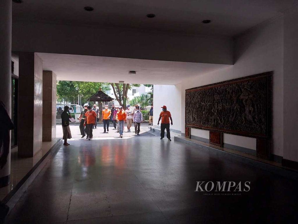 Rombongan perwakilan Serikat Petani Indonesia dan Partai Buruh menjelang diterima Kepala Sekretariat Presiden Heru Budi Hartono di Wisma Negara, Kompleks Istana Kepresidenan, Jakarta, Sabtu (24/9/2022).