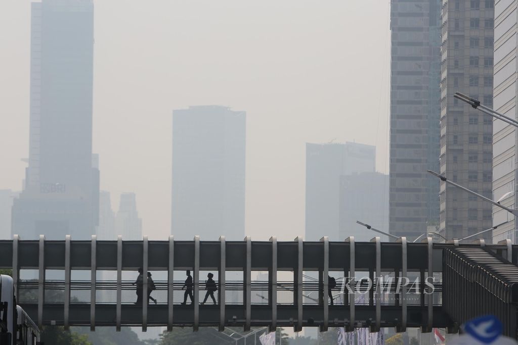 Jakarta belum mampu membereskan buruknya kualitas udara. Berdasarkan data kualitas udara IQAir pada pukul 11.00, Rabu (22/6/2022), nilai indeks kualitas udara (AQI) Kota Jakarta adalah 163 atau masuk dalam kategori tidak sehat. Sementara kandungan partikel halus di udara yang ukurannya 2,5 mikron atau lebih kecil (PM2,5) sebesar 79 mikrogram per meter kubik.