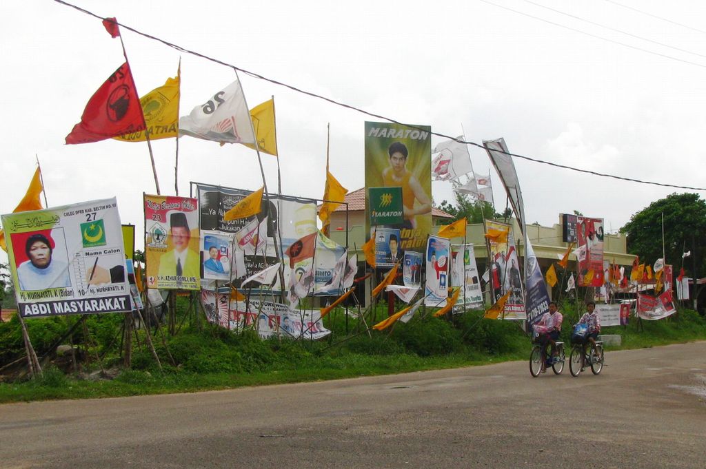 Pemasangan atribut kampanye Pemilu 2009 partai politik maupun calon anggota legislatif semakin marak ditempat yang dianggap strategis, di antaranya di persimpangan Jalan Lipat Kajang, Desa Baru, Kecamatan Manggar, Belitung Timur, 12 Januari 2009.