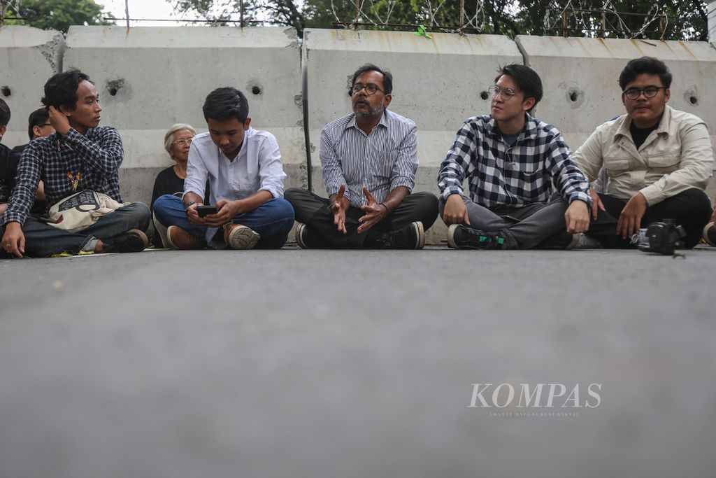 Aktivis HAM dan demokrasi Haris Azhar (ketiga kanan) berbicara di kawasan Patung Kuda Arjuna Wijaya, Jakarta, Jumat (2/2/2024). Badan Eksekutif Mahasiswa (BEM) dari sejumlah universitas bersama sejumlah aktivis menggelar mimbar bebas dengan tema Mimbar Bebas untuk Demokrasi dan Perlawanan. 