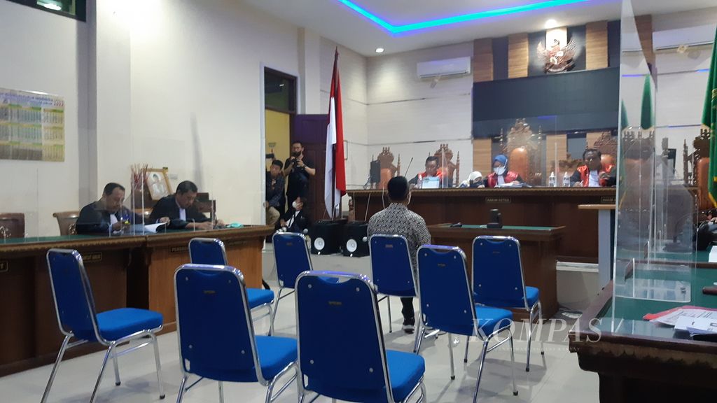 Andi Desfiandi, pihak swasta yang memberikan suap sebesar Rp 250 juta kepada Rektor Universitas Lampung Karomani periode 2019-2023, menjalani sidang dakwaan di Pengadilan Tindak Pidana Korupsi pada Pengadilan Negeri Tanjung Karang pada Rabu (9/11/2022).