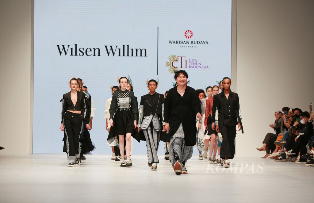 Desainer Wilsen Willim mernyapa tamu undangan dalam Jakarta Fashion Week 2023 di Pondok Indah Mall, Jakarta, Selasa (25/10/2022). Wilsen mempersembakan koleksi kolaborasi dengan Warisan Budaya Indonesia dan Cita Tenun Indonesia. 