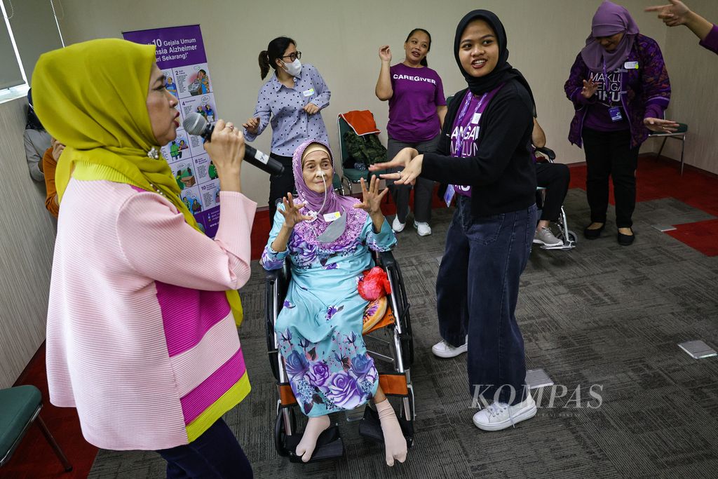 Orang dengan demensia bernyanyi dan berjoget bersama pengasuh dan kru Alzheimer Indonesia di ALZI Academy &amp; Healthy Aging Center, Universitas Atma Jaya Jakarta, Jumat (30/8/2024). Alzheimer Indonesia meluncurkan ALZI Academy &amp; Healthy Aging Center untuk meningkatkan kualitas hidup orang dengan demensia dan alzheimer beserta para pengasuhnya. 