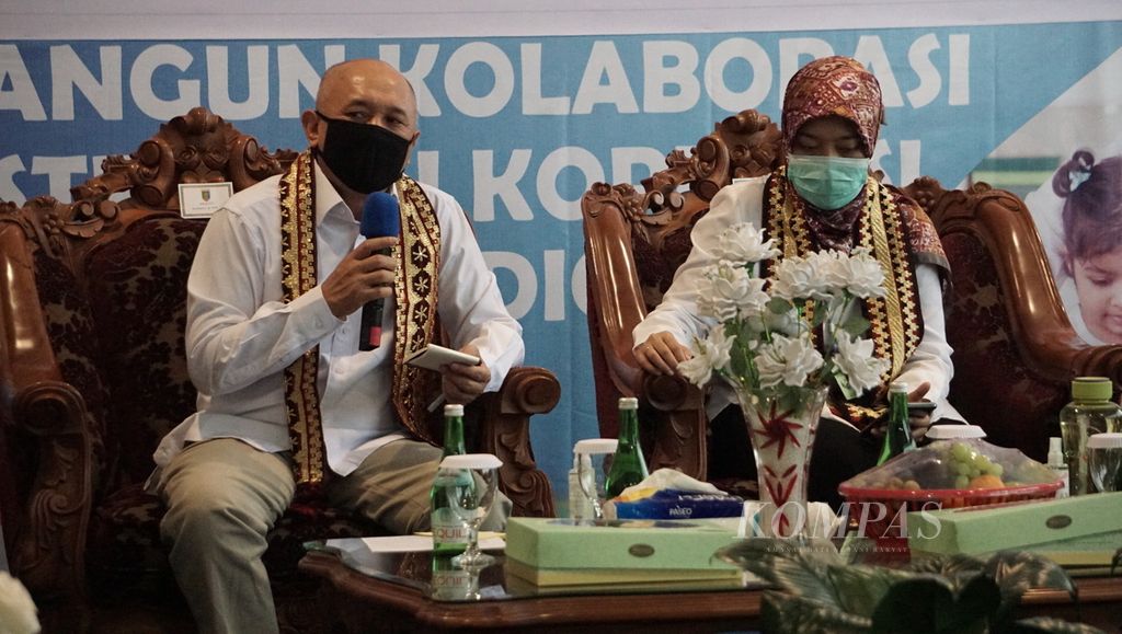 Menteri Koperasi dan Usaha Kecil dan Menengah Teten Masduki (kiri) saat berdiskusi dengan para pengurus Koperasi Simpan Pinjam Mekar Sai di Bandar Lampung, Lampung, Sabtu (25/7/2020).