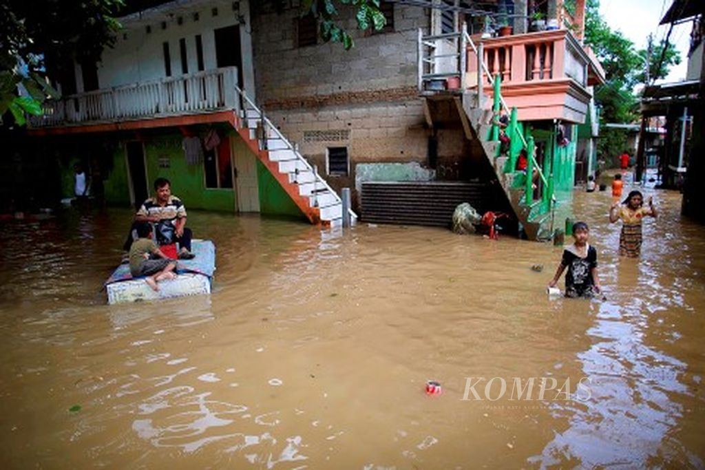 Luapan Sungai Ciliwung menggenangi hunian warga di RT 008 RW 001 Kelurahan Cawang, Kecamatan Kramatjati, Jakarta Timur, Kamis (16/2). Luapan Sungai Ciliwung mulai menggenangi kawasan tersebut Kamis  pukul 01.00 setinggi hingga 1,5 meter dan perlahan surut pada siang hari. 