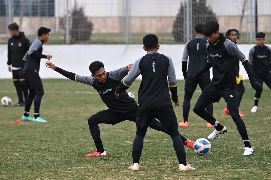 Pemain Tim U-20 Indonesia melakukan pemanasan di Lapangan Bunyodkor 1, Tashkent, Uzbekistan, Jumat (3/3/2023). 
