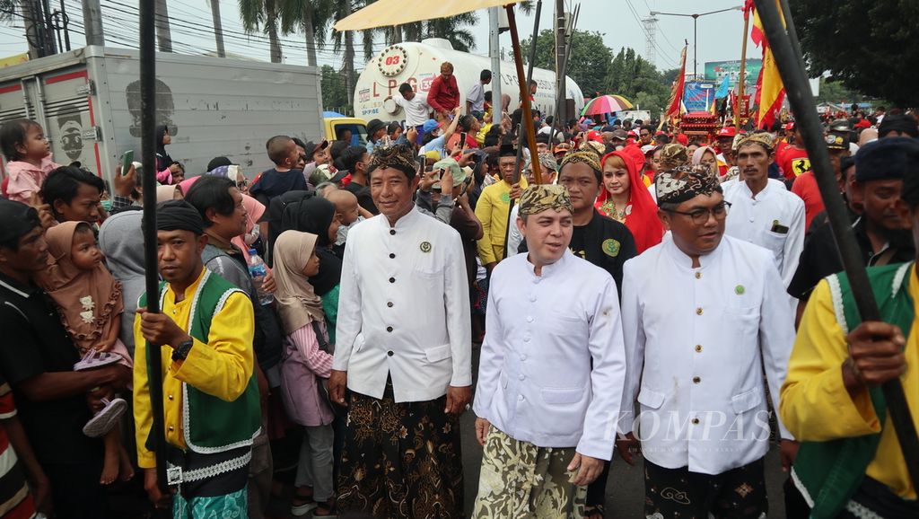 Pangeran Patih Raja Muhammad Qadiran memimpin pasukan Keraton Kanoman dalam pawai Cap Go Meh di Kota Cirebon, Jawa Barat, Minggu (5/2/2023). Perayaan 15 hari setelah Imlek itu berlangsung semarak. Masyarakat dari beragam latar belakang turut menyaksikan tradisi tersebut.