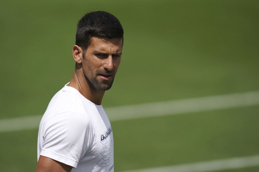 Petenis Serbia, Novak Djokovic, berlatih di lapangan All England Club, Wimbledon, Inggris, Sabtu (1/7/2023), menjelang Grand Slam Wimbledon yang dimulai Senin (3/7/2023). Djokovic menjadi favorit juara Wimbledon tahun ini. 