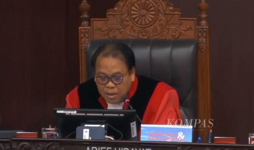 Hakim Konstitusi Arief Hidayat saat membacakan putusan perselisihan hasil pemilihan umum legislatif di Gedung MK, Jakarta, Selasa (6/8/2019).