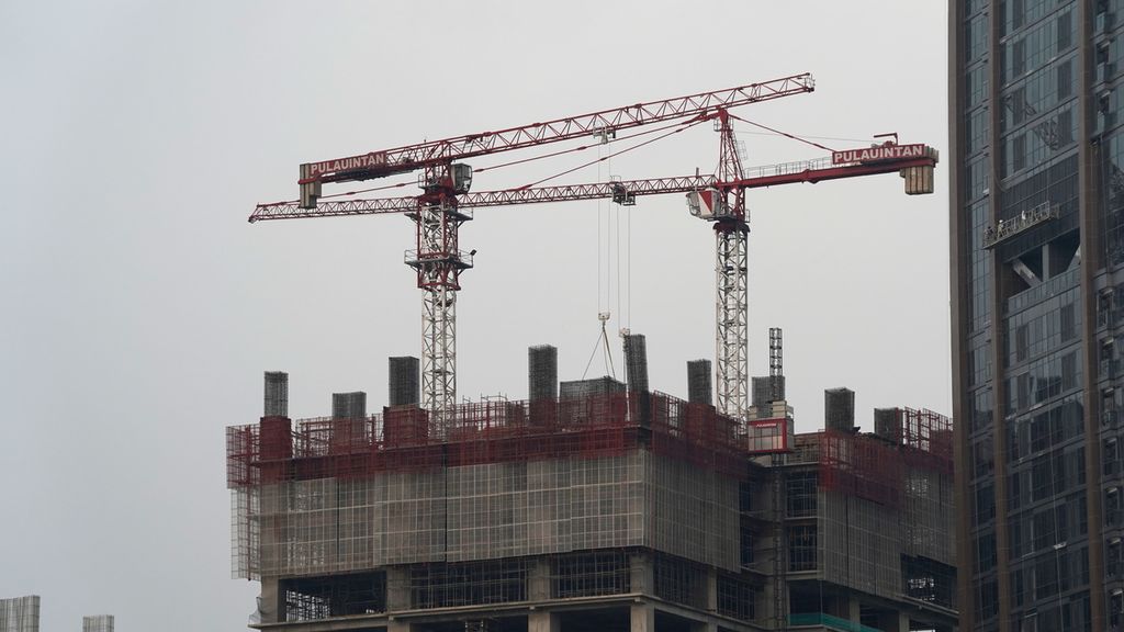 Pembangunan gedung bertingkat di kawasan Pademangan, Jakarta Utara, Senin (20//3/2023). Pertumbuhan ekonomi Indonesia tahun ini diperkirakan lebih tinggi dibandingkan negara-negara Asia Tenggara lainnya. Keyakinan ini didasarkan konsumsi dalam negeri yang kuat dan lonjakan investasi. 