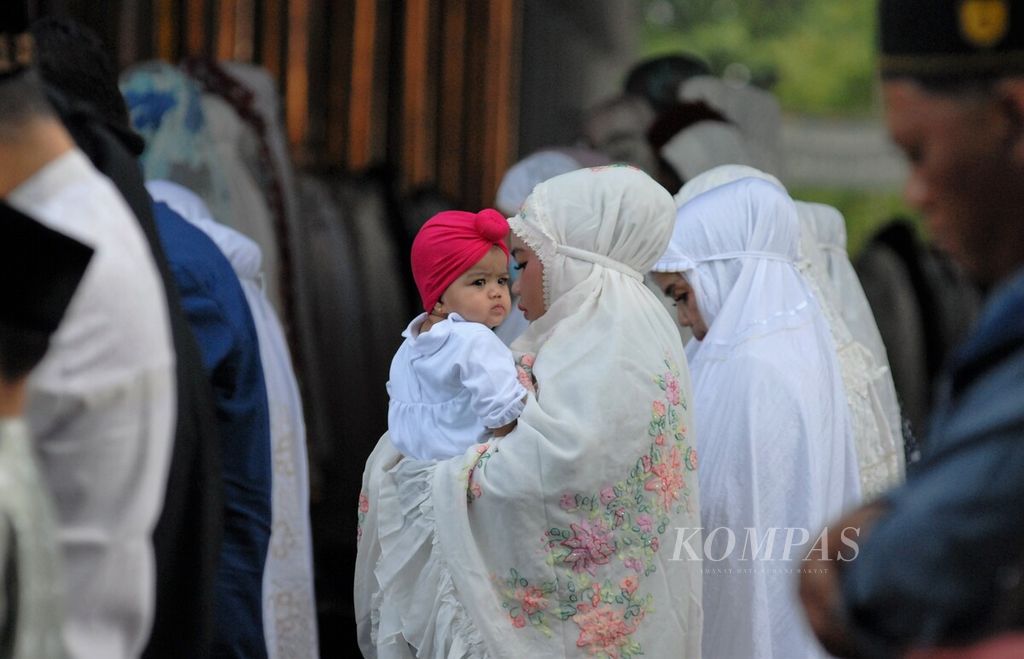 Umat Muslim mengikuti shalat Id di Masjid Agung Al-Falah Kota Jambi, Sabtu (22/4/2023). 