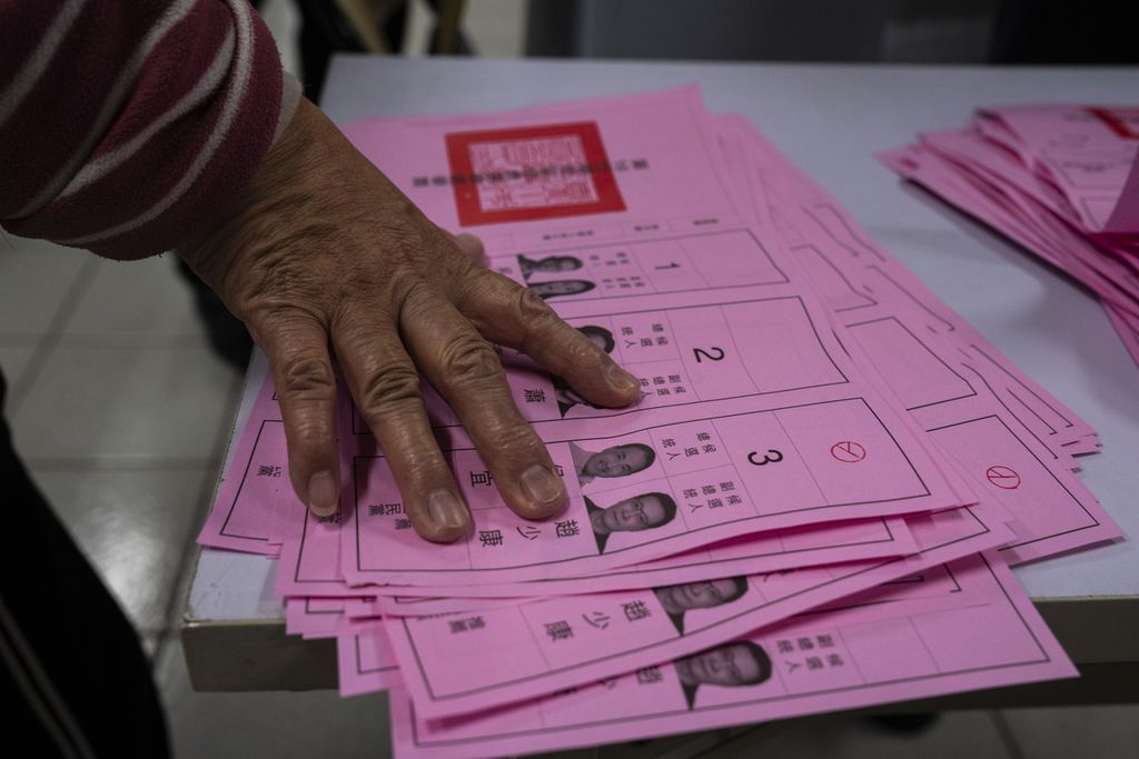 Petugas pemilu sedang menghitung surat suara di salah satu tempat pemungutan suara di Taipei, Taiwan, 13 Januari 2024. 