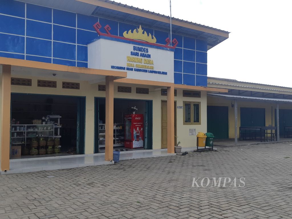 Kantor BUMDes di Desa Sumber Sari, Kecamatan Sragi, Kabupaten Lampung Selatan, Lampung, pada Selasa (9/1/2024). Desa tersebut masuk dalam kawasan hutan produksi Register 1 Way Pisang.