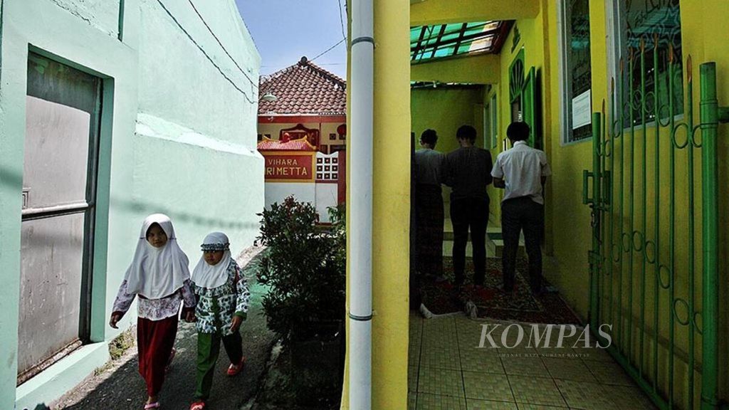 Masjid Al-Amanah dan Wihara Giri Metta di RT 002 RW 002 Kampung Paledang, Lengkong, Kota Bandung, Jawa Barat, berdiri berdekatan dengan damai, Jumat (12/5). Kehidupan kerukunan dan toleransi beragama di kampung ini menjadi contoh kebinekaan di Indonesia.
