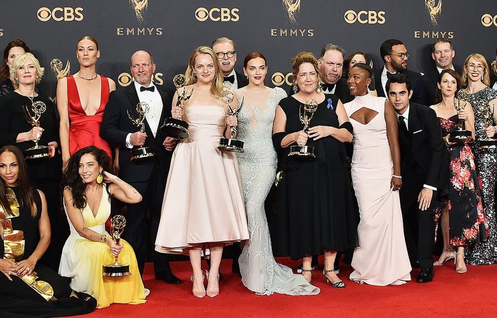 Para aktor, aktris, dan kru The Handmaid\'s Tale yang memenangi  Emmy Awards untuk kategori drama seni terbaik. Berpose di ruang pers dalam anugerah  Emmy Awards ke-69 di Microsoft Theater,  Los Angeles, California.