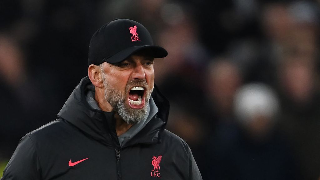 Reaksi Manajer Liverpool Juergen Klopp dalam pertandingan Liga Inggris antara West Ham United dan Liverpool di Stadion London, London, Rabu (26/4/2023). 
