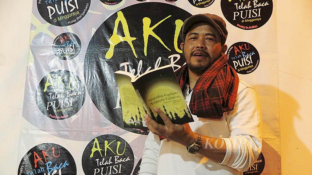 Penyair Hasan Aspahani sedang membaca puisi di pojok "Aku Telah Membaca Puisi di Minggu Raya", Banjarbaru, Kalimantan Selatan, Sabtu (2/12/2017). 