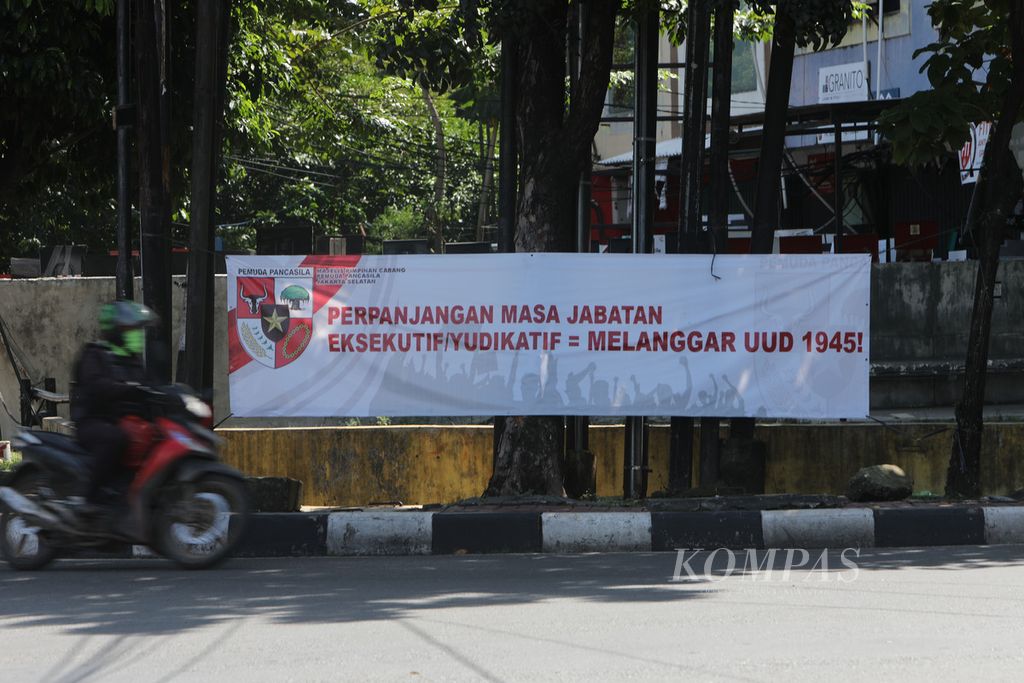 Spanduk yang mengkritisi adanya wacana perpanjangan masa jabatan terpasang di pinggir Jalan Deplu Raya, Pesanggrahan, Jakarta Selatan, Minggu (20/3/2022). 