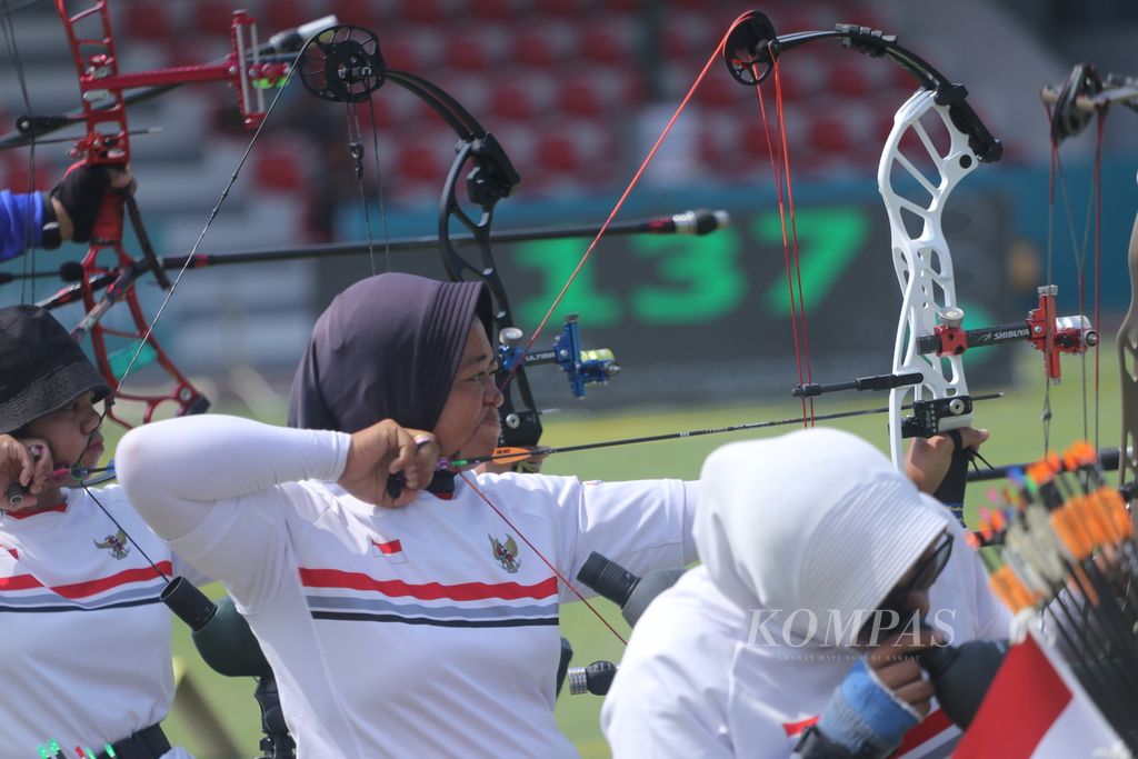 Indonesian paralympic archery athlete Tuwariyah (center) aims at a target while practicing at the 2022 ASEAN Para Games archery arena, West City Square, Solo, Central Java, Friday (29/7/2022). The Indonesian archery team is targeting to win two gold medals.
