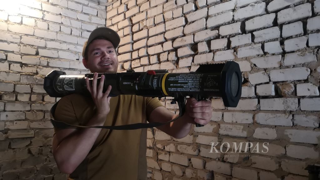 Danilo (27) memegang senjata antitank di sebuah gudang senjata di Ukraina bagian selatan, Rabu (22/6/2022). Di gudang itu tersimpan pula beberapa ranjau darat buatan sejumlah negara Asia Selatan.