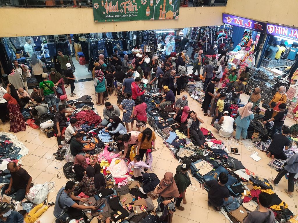 Masyarakat melakukan kegiatan jual-beli pakaian di Pasar Cipulir, Jakarta Selatan, Selasa (18/4/2023).