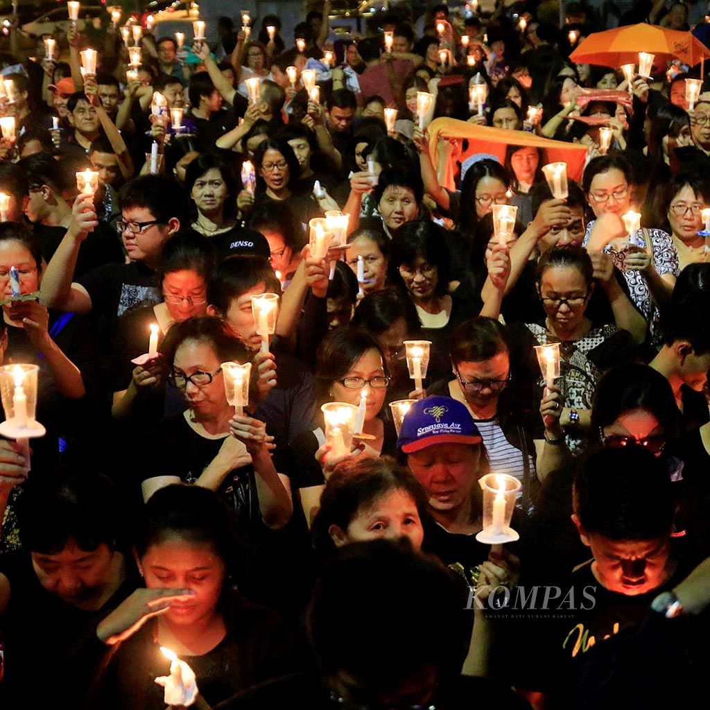   Warga Kota  Palembang, Provinsi Sumatera Selatan berkumpul untuk menyalahkan lilin bersama dalam kegiatan bertajuk 1.000 Lilin dari Wong Kito Galo untuk Keadilan dan Persatuan Indonesia di halaman Monumen Perjuangan Rakyat, Palembang, Jumat (12/5) malam.