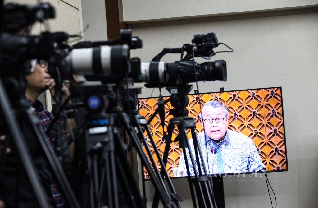 Konferensi pers hasil Rapat Dewan Gubernur Bank Indonesia yang dipimpin oleh Gubernur BI Perry Warjiyo disiarkan melalui kanal-kanal <i>live streaming</i> di Jakarta, Kamis (19/10/2023). 