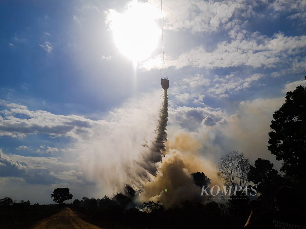 Helikopter bom air menyiramkan air di atas titik api yang terletak di Desa Talang Pengeran Ilir, Kecamatan Pemulutan Barat, Kabupaten Ogan Ilir, Sumatera Selatan, Jumat (28/8/2020). Sepanjang 2020, kebakaran lahan di Sumsel sudah menghanguskan 95,5 hektar lahan.