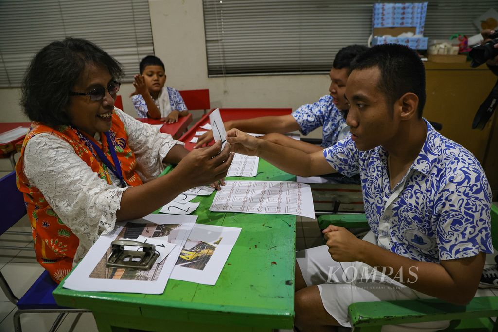 Guru mendampingi anak dengan disabilitas belajar di Sekolah Luar Biasa (SLB) Yayasan Pembinaan Anak Cacat Jakarta, Kamis (18/1/2024). Ruang pendidikan bagi anak dengan disabilitas semakin luas. Saat ini pendidikan bagi anak berkebutuhan khusus disediakan melalui SLB dan sekolah inklusif. 