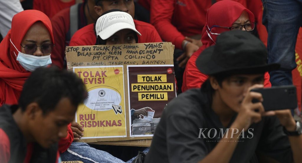Massa buruh yang tergabung dalam Aliansi Gerakan Buruh Bersama Rakyat (Gebrak) menggelar aksi di kawasan Patung Arjuna Wijaya, Jakarta, Sabtu (21/5/2022).