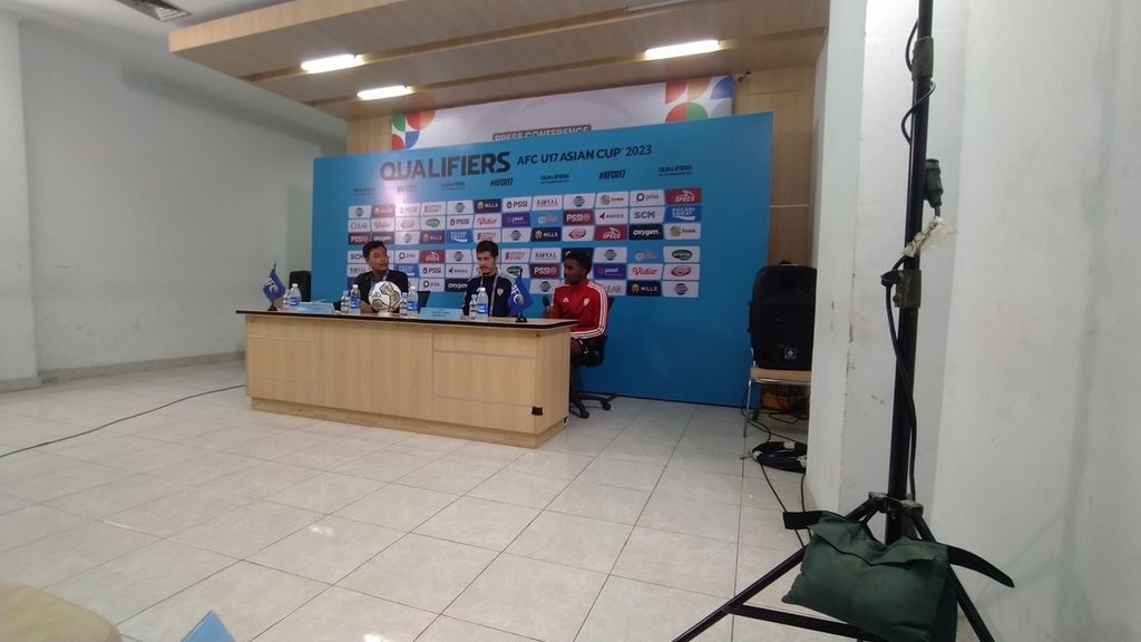Pelatih Uni Emirat Arab Alberto Gonzalez menyampaikan duka cita atas tragedi Kanjuruhan dalam jumpa pers usai pertandingan di Stadion Pekansari, Kabupaten Bogor, Jawa Barat, Senin (3/10/2022).