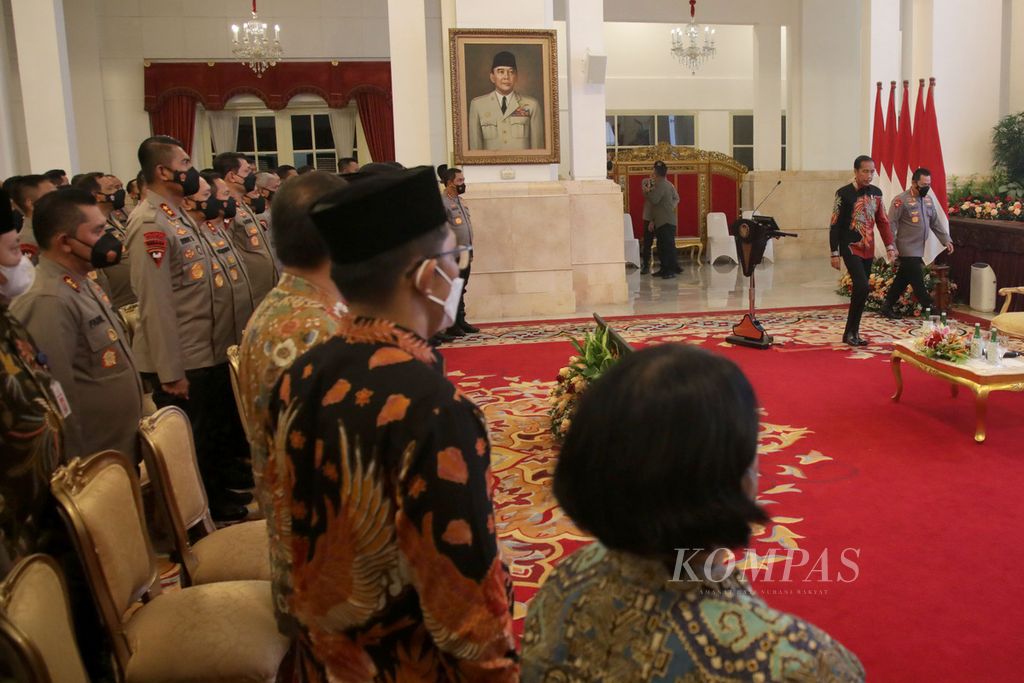 President Joko Widodo prepares to deliver a briefing to high-ranking officers from the National Police Headquarters, the Regional Police Head, and the Indonesian Police Chief at the State Palace, Jakarta, on  Friday (10/14/2022).