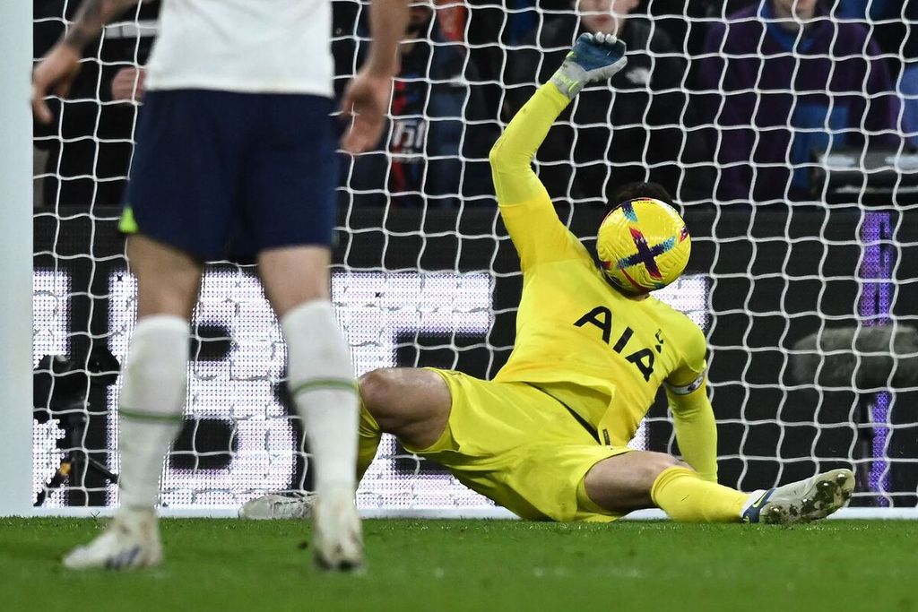 Penjaga gawang Tottenham Hotspur, Hugo Lloris, menyelamatkan gawangnya dalam pertandingan Liga Inggris antara Crystal Palace dan Tottenham Hotspur di Stadion Selhurst Park, London, Kamis (5/1/2023). Spurs mengalahkan Crystal Palace, 4-0. 