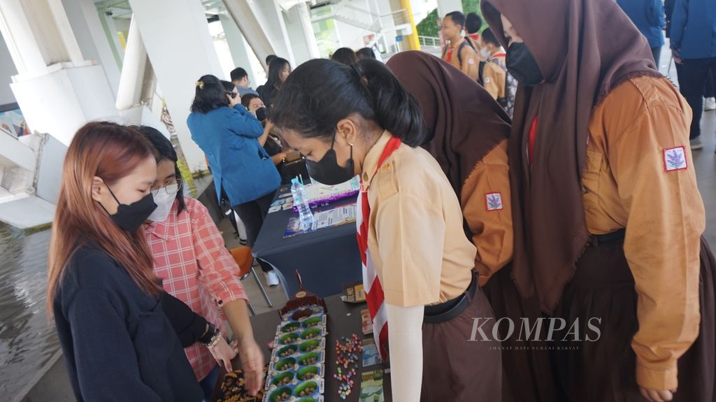 Murid SD Negeri Siwalankerto 2 menikmati permainan papan karya mahasiswa dalam Festival Mandaka di Universitas Kristen Petra, Surabaya, Jawa Timur, Jumat (19/5/2023). 