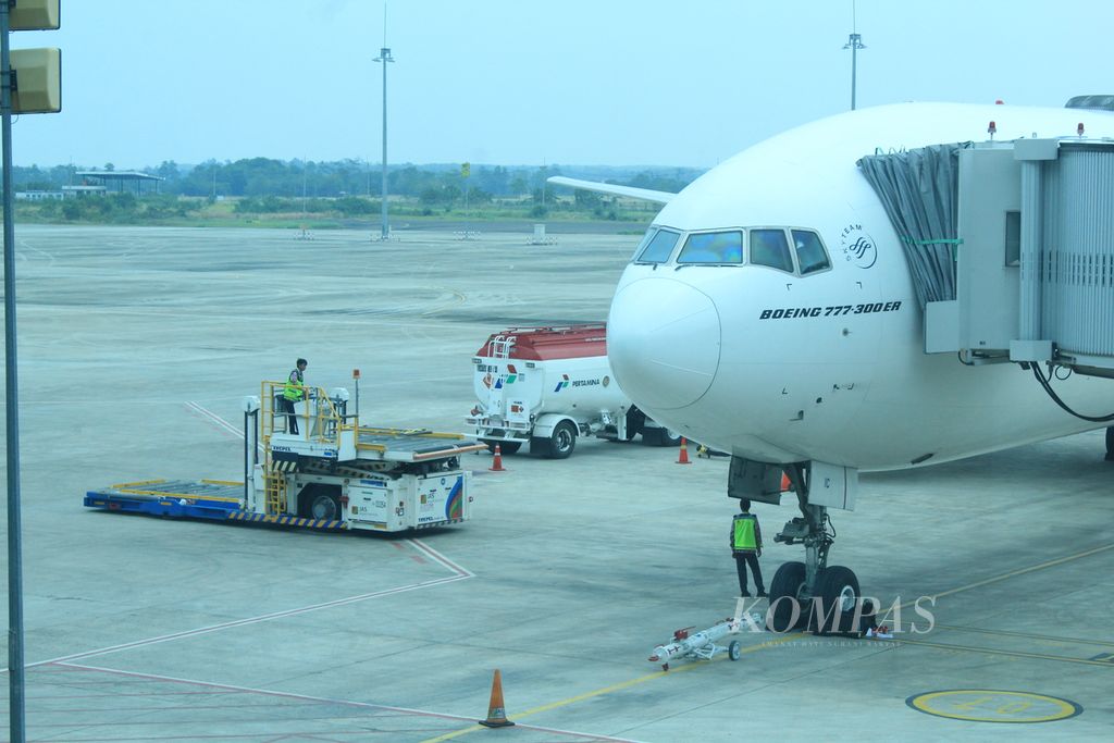 Pesawat Garuda Indonesia dengan nomor penerbangan GA902 bersiap berangkat dari Bandara Internasional Jawa Barat (BIJB) Kertajati, Kabupaten Majalengka, menuju Jeddah, Arab Saudi, Minggu (6/8/2023). 